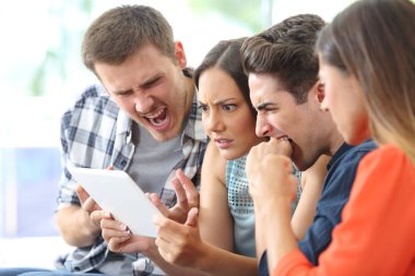 Öfkeli grup arkadaşıyla birlikte medya tablet izlerken