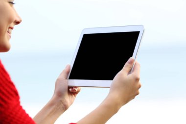 Boş tutan kadın ekran mockup tablet
