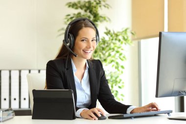 Office kameraya bakarak çalışma mutlu tele pazarlamacı