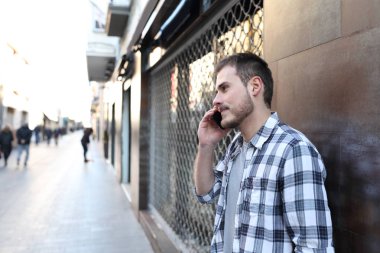 Telefon ayakta sokak üzerinde konuşan adam