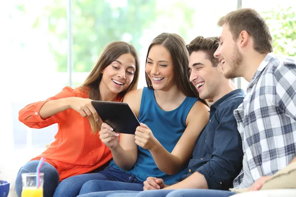 Grupo de amigos revisando el contenido de la tableta en casa — Foto de Stock