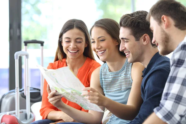 Groep vrienden van plan vakantie controleren papieren kaart — Stockfoto