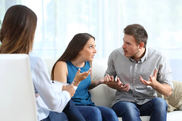 Huwelijk vechten tijdens een paar therapie — Stockfoto