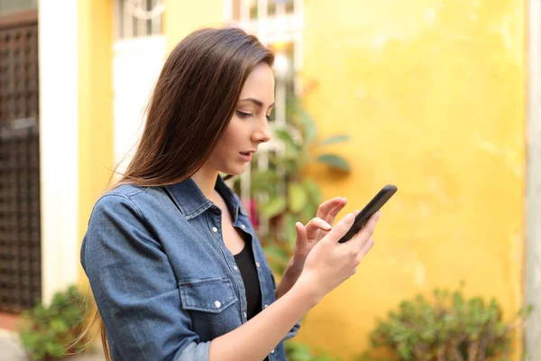 Profilo di una donna che utilizza uno smartphone all'aperto — Foto Stock