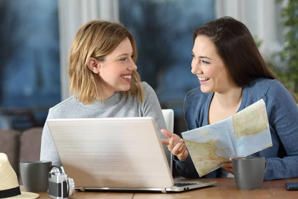Amici felici che pianificano viaggi parlando a casa — Foto Stock