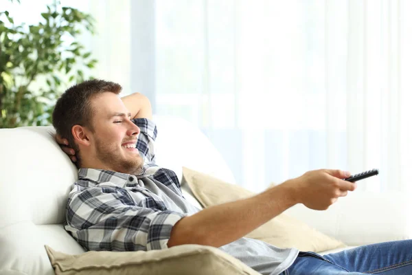 Homem feliz relaxante assistindo tv em casa — Fotografia de Stock