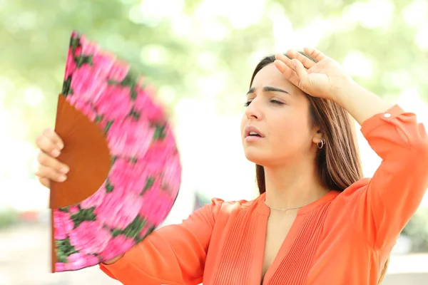 Chica abrumada sufriendo un golpe de calor en la calle —  Fotos de Stock