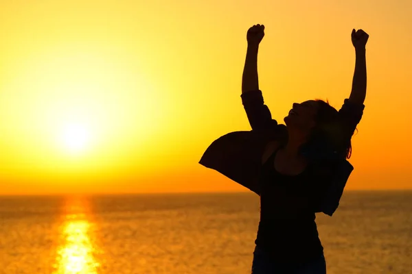 Izgatott nő ünnepli a sikert, napkeltekor — Stock Fotó