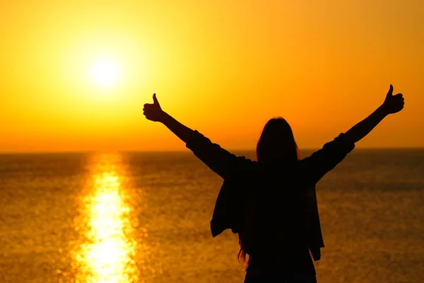 Mujer feliz con pulgares arriba celebrando la salida del sol —  Fotos de Stock