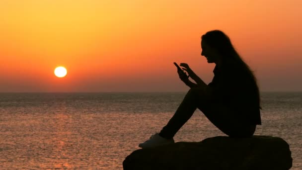 Seitenansicht Ganzkörperporträt Einer Frau Silhouette Mit Smartphone Strand Bei Sonnenuntergang — Stockvideo