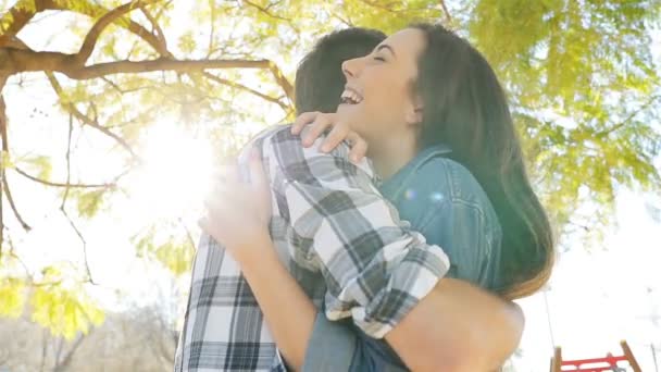 Bonne Réunion Couple Promener Câliner Dans Parc — Video