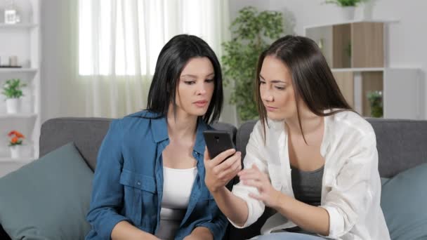 Två Sorgliga Kvinnor Läsa Dåliga Nyheter Smart Telefon Sitter Soffa — Stockvideo