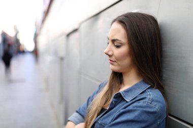 Üzgün kız tek başına sokakta şikayet