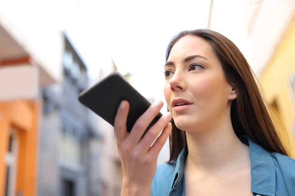 Chica seria utilizando la aplicación de reconocimiento de voz en el teléfono inteligente — Foto de Stock
