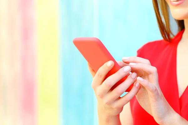 Primer plano de una mano de mujer colorida usando un teléfono inteligente — Foto de Stock