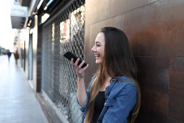 Menina feliz usando reconhecimento de voz no telefone inteligente — Fotografia de Stock