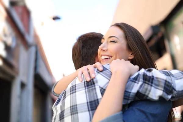 Pareja feliz abrazándose después de encontrarse en la calle — Foto de Stock