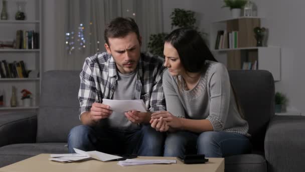 Wütendes Paar Behauptet Falsche Quittung Der Nacht Hause — Stockvideo