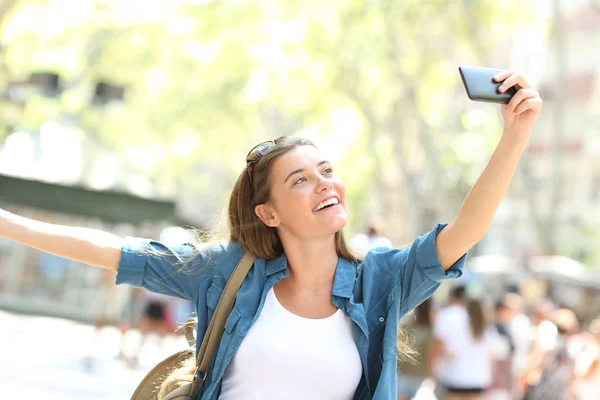 Glad tusenåriga tonåring tar selfies på gatan — Stockfoto