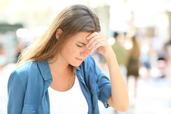 Menina sofrendo dor de cabeça em pé na rua — Fotografia de Stock