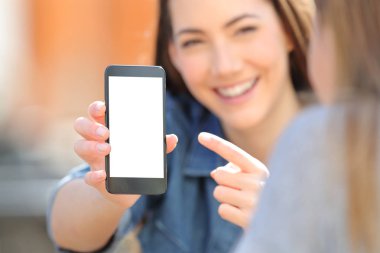 Bir arkadaşıma bir boş akıllı telefon ekranını göstermeyi kadın