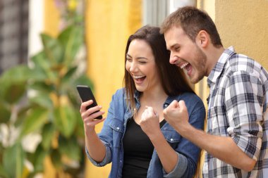 Telefon sokakta heyecanlı çift Online bulma sunuyor