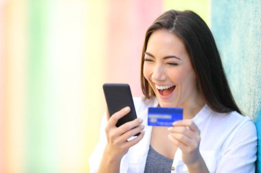 Heyecanlı kadın inanılmaz bulma online satın alma teklifi