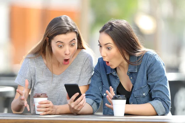 Surprised friends finding amazing phone online content — Stock Photo, Image