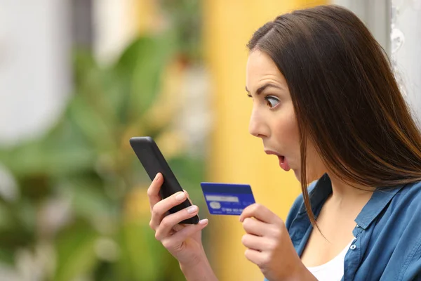 Amazed woman finding surprising offers buying online — Stock Photo, Image