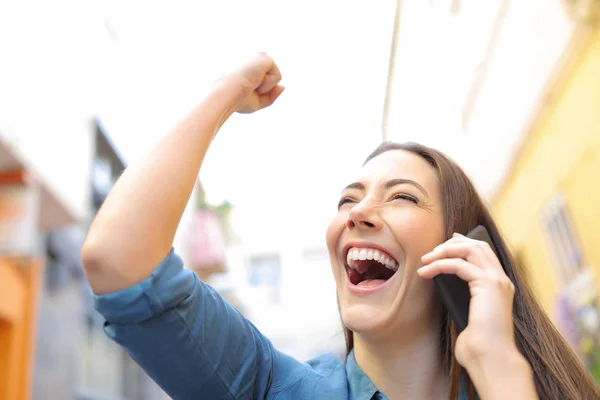 Aufgeregte Frau erhält gute Nachricht am Telefon — Stockfoto