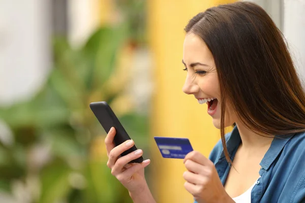 Compras excitado comprador en línea con tarjeta de crédito — Foto de Stock