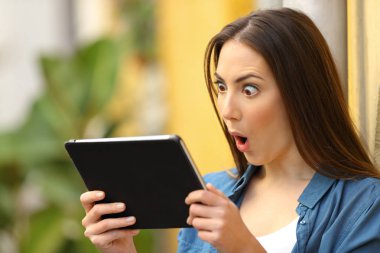 Sürpriz kadın açık havada tablet içerik denetimi