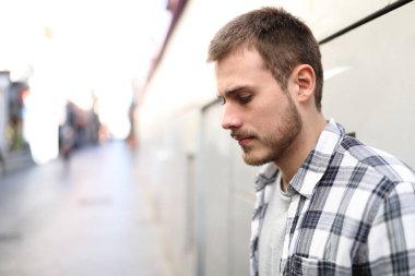 Üzgün adam tek başına sokakta şikayet