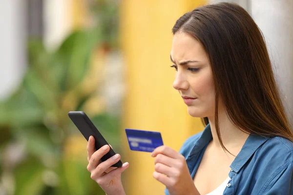 Achats suspects acheteur en ligne avec carte de crédit — Photo