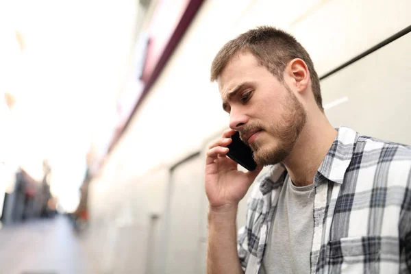 Triste hombre hablando por teléfono en la calle — Foto de Stock