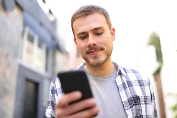 Adamın biri sokakta bir akıllı telefon kullanarak girer — Stok fotoğraf