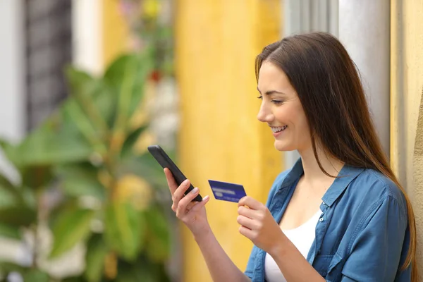 Mujer feliz pagando en línea con tarjeta de crédito — Foto de Stock