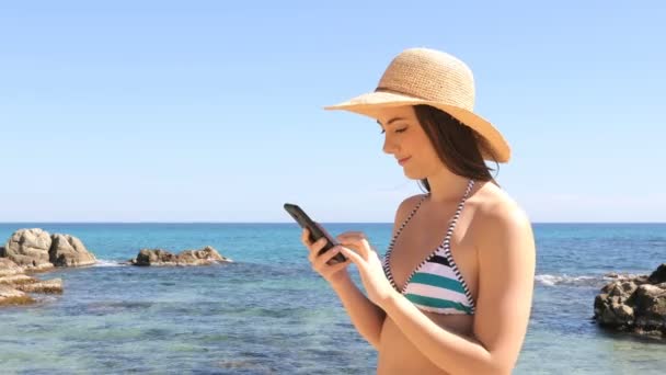 Turista Incrível Biquíni Verificando Conteúdo Telefone Inteligente Férias Praia — Vídeo de Stock