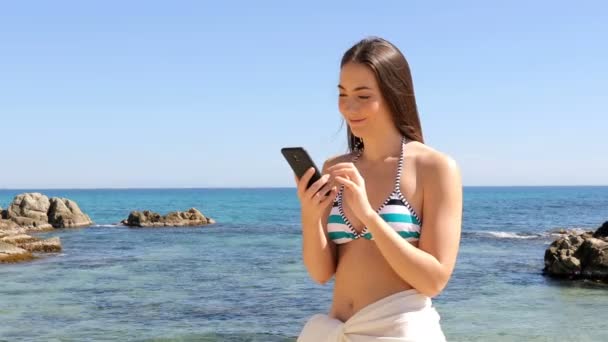Ενθουσιασμένος Τουριστικά Έλεγχος Έξυπνο Τηλέφωνο Στην Παραλία Στις Καλοκαιρινές Διακοπές — Αρχείο Βίντεο