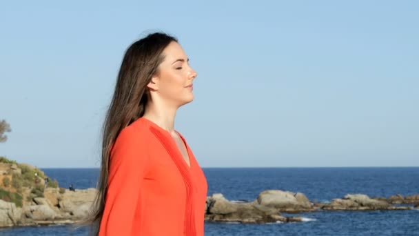 Ontspannen Vrouw Oranje Ademhaling Frisse Lucht Staande Het Strand — Stockvideo