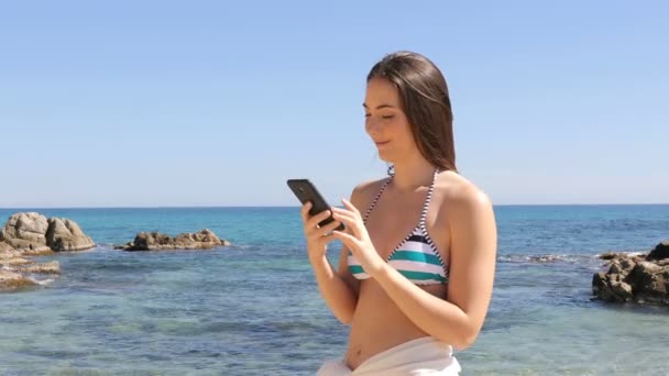 Gelukkige Vrouw Bikini Selfie Met Slimme Telefoon Nemen Het Strand — Stockvideo