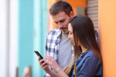 Çift sokakta akıllı telefon mesajları kontrol