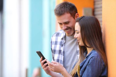 Çift sokakta akıllı telefon içeriği hakkında konuşuyor
