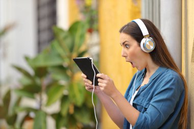 Sürpriz kız dinleme ve tablet içeriği izliyor
