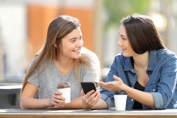 Teman berbicara tentang konten telepon di taman — Stok Foto