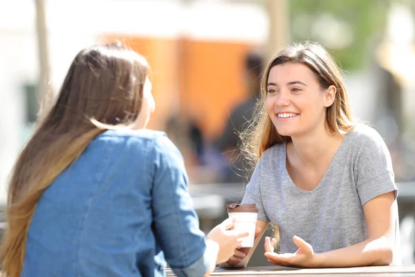 Щасливі жінки розмовляють сидячи в парку — стокове фото