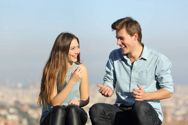 Счастливая пара разговаривает на окраине города — стоковое фото