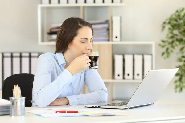 Petugas kantor bersantai sambil minum kopi. — Stok Foto