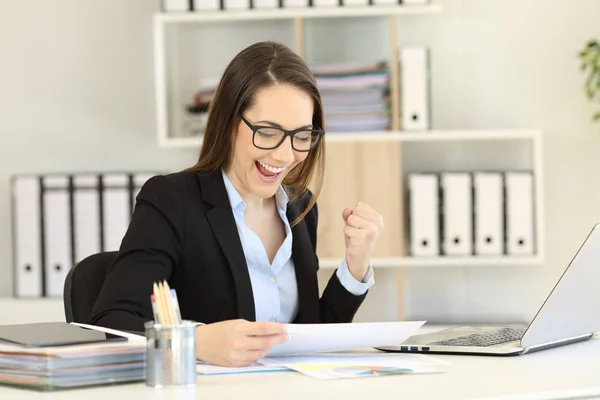 Femme d'affaires excitée vérifier gorwth graphique au bureau — Photo