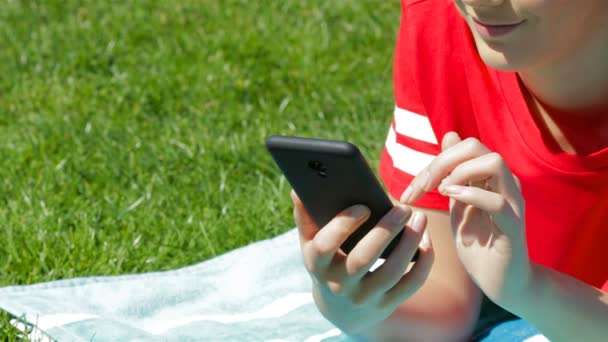 Nahaufnahme Einer Mädchenhand Mit Einem Gras Liegenden Smartphone — Stockvideo